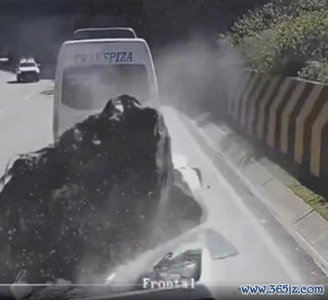 秘鲁巨石砸翻汽车致3东说念主死 遭难者身份公布