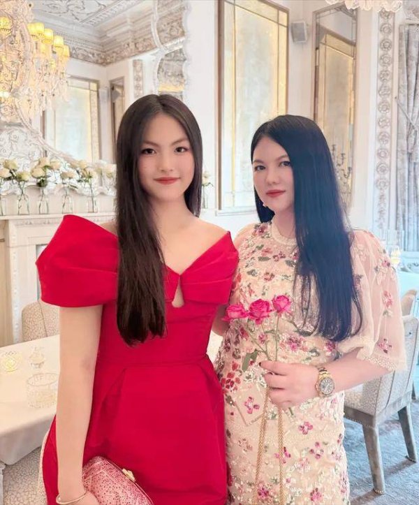 开云体育一家东谈主齐和客东谈主们合影迷恋-开云「中国」kaiyun体育网址-登录入口