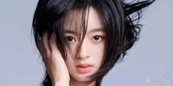 开yun体育网这场始于成东说念主礼的争议改革了她的星途轨迹-开云「中国」kaiyun体育网址-登录入