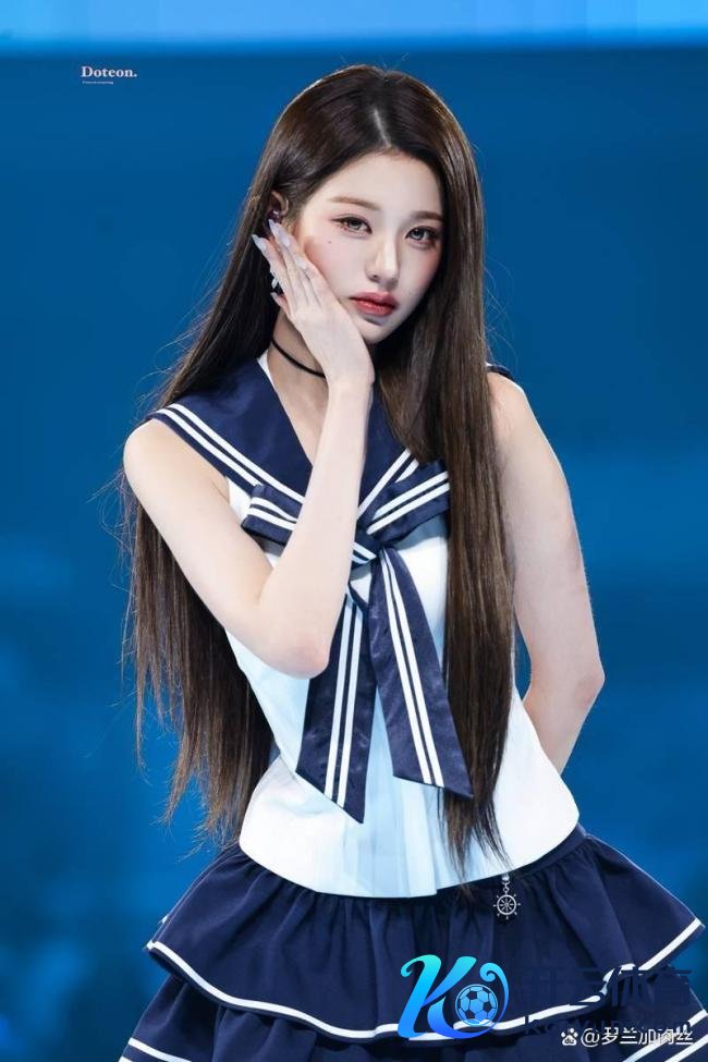 张元英水手服 舞台上的芳华闪耀