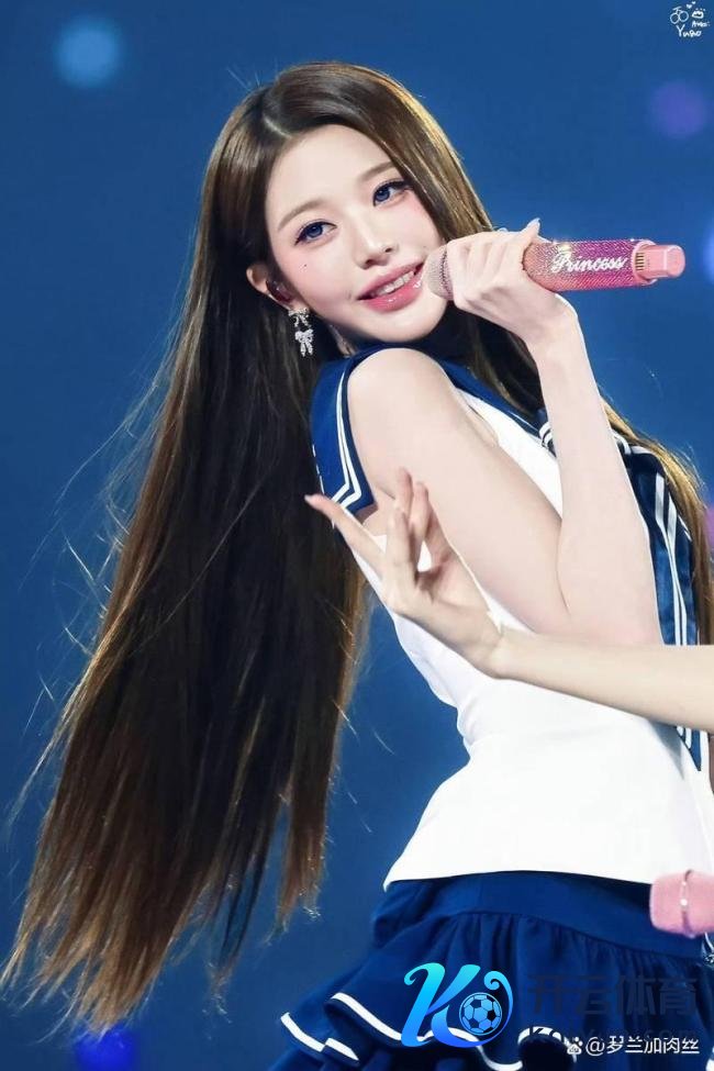 张元英水手服 舞台上的芳华闪耀