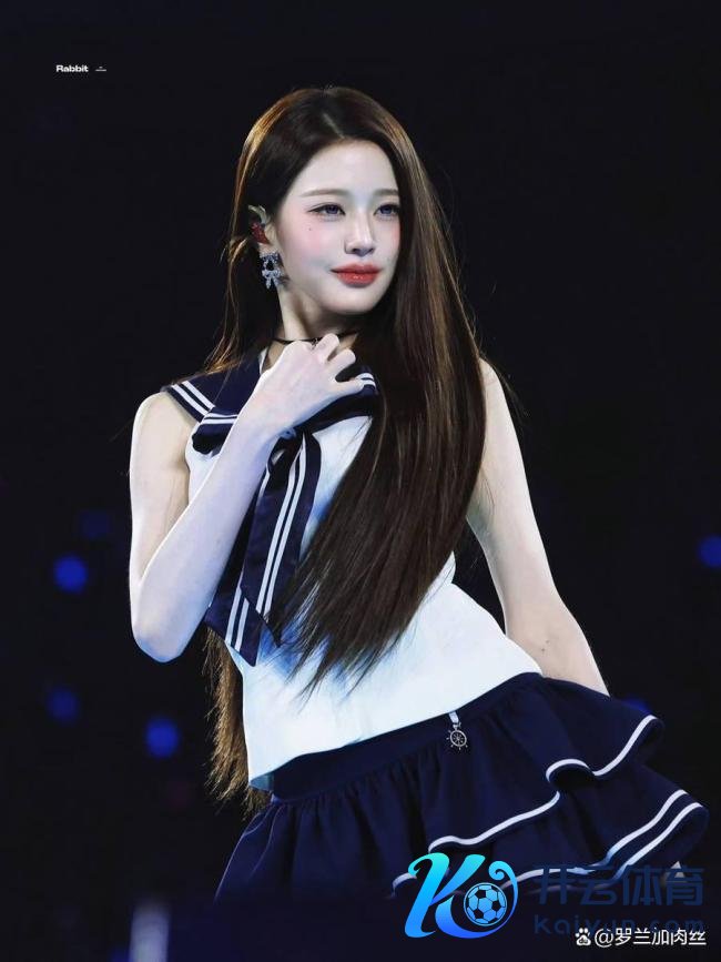 张元英水手服 舞台上的芳华闪耀